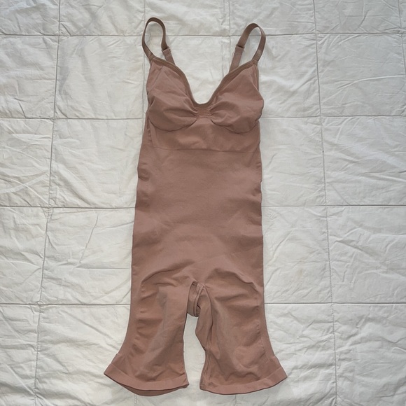 SKIMS SCULPTING BODYSUIT MID THIGH W. OPEN GUSSET - Picture 2 of 8